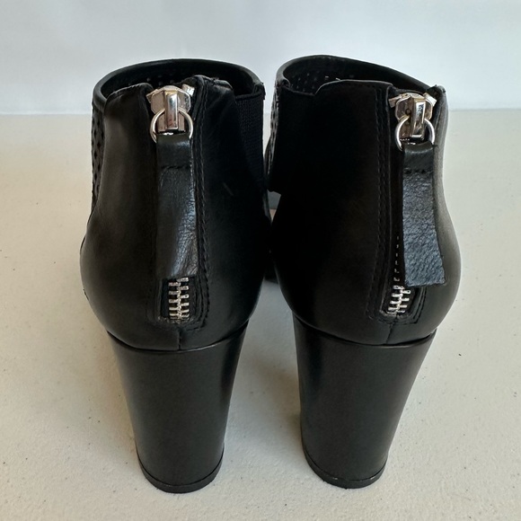 Bella Vita Leslie Perforated Gladiator Booties 7M - Picture 2 of 12